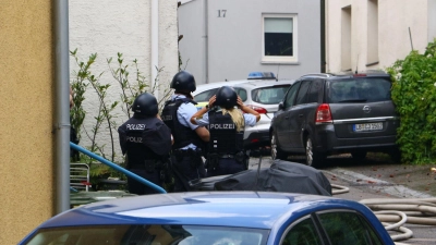 Die Polizei war mit zahlreichen Kräften am Ort.  (Foto: Karsten Schmalz/KS-Images/dpa)