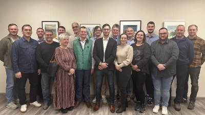 Die Liste für die Gemeinderatswahl in Neusitz steht. Das Foto zeigt die Bewerberinnen und Bewerber mit Bürgermeister Manuel Döhler (Neunter von rechts), der erneut für dieses Amt kandidieren wird. (Foto: Bettina Dworatzek)