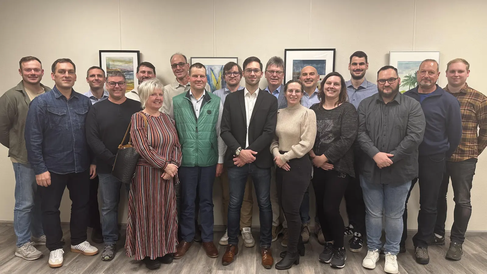Die Liste für die Gemeinderatswahl in Neusitz steht. Das Foto zeigt die Bewerberinnen und Bewerber mit Bürgermeister Manuel Döhler (Neunter von rechts), der erneut für dieses Amt kandidieren wird. (Foto: Bettina Dworatzek)