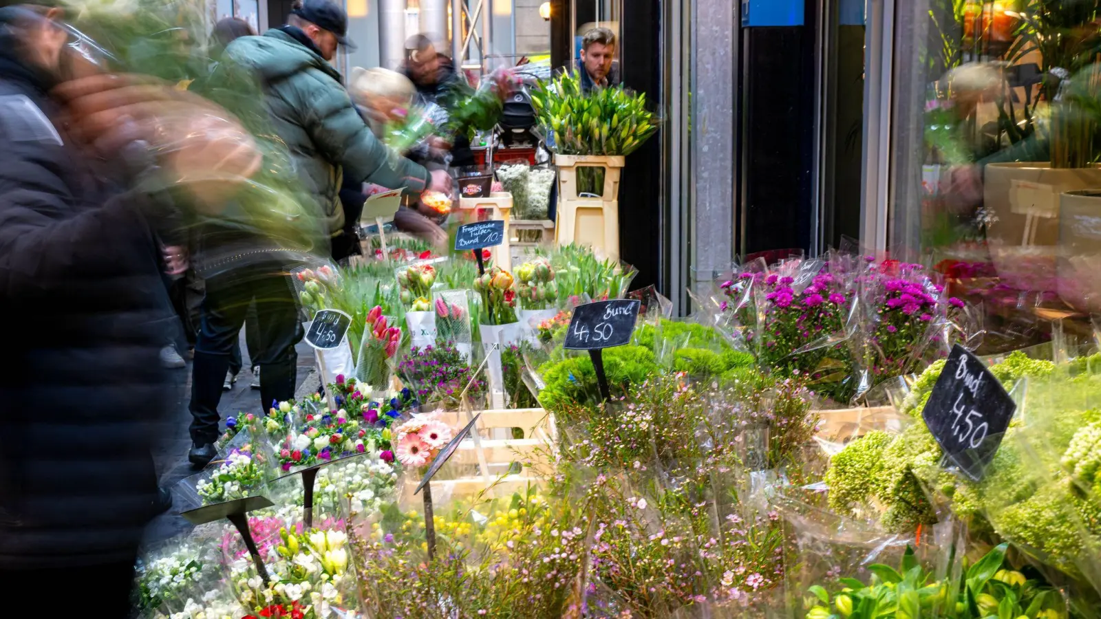 Zum Tag der Liebe werden gern Blumen überreicht. (Archivbild) (Foto: Sina Schuldt/dpa)