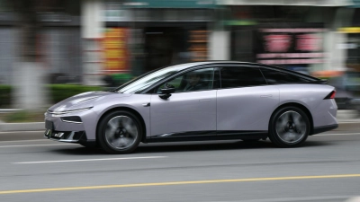 Preis-Leistungs-Knaller: Der Xpeng P7+ unterbietet vergleichbare europäische Konkurrenten und bietet gleichzeitig High-End-Technologie und Komfort. (Foto: Fabian Hoberg/dpa-tmn)