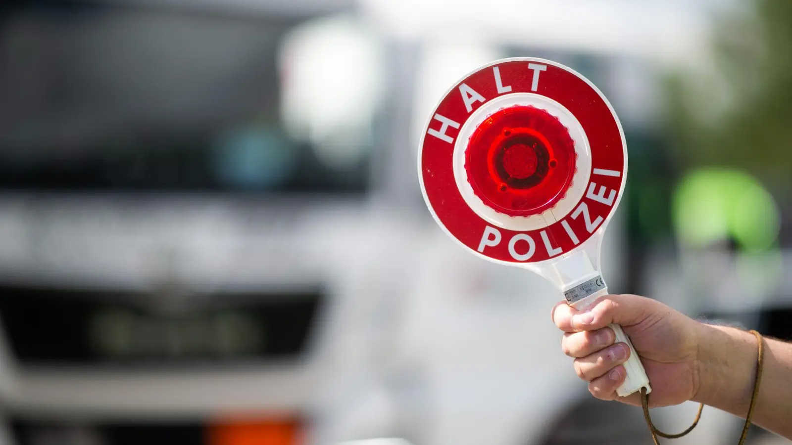 Die Verkehrspolizei Ansbach machte bei der Kontrolle eines Käse-Lasters auf der A7 bei Dinkelsbühl einen kuriosen Fund. (Symbolbild: Jonas Güttler/dpa)