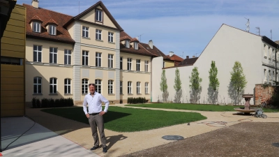 Freude bei Museumsleiter Dr. Christian Schoen: Der Garten hinter dem Palais ist angelegt. (Foto: Oliver Herbst)