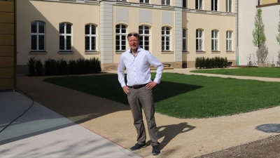 Kunstwissenschaftler Dr. Christian Schoen, hier im April vor dem Retti-Palais in Ansbach, befasst sich mit der Biographie Leopoldo Rettis. (Archivbild: Oliver Herbst)