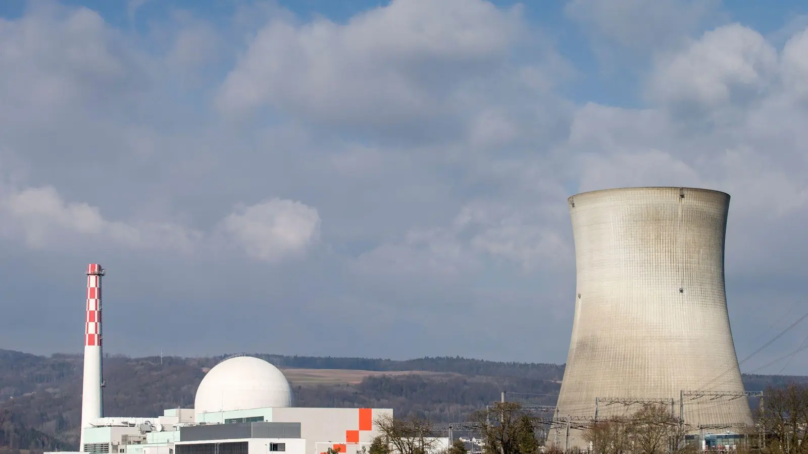 Das schweizerische Kernkraftwerk Leibstadt nebst Kühlturm. (Foto: Alexandra Wey/Keystone/dpa)