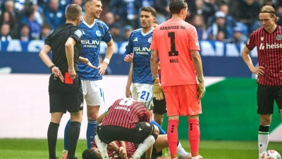 Nachdem er den Hannoveraner Husseyn Chakroun mit dem hohen Fuß getroffen hatte, wurde Edin Dzeko des Feldes verwiesen. (Foto: Bernd Thissen/dpa)