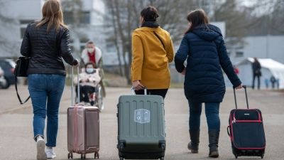 Drei aus der Ukraine stammende Frauen gehen in der Landeserstaufnahmestelle in Ellwangen zu ihrem Quartier. (Foto: Stefan Puchner/dpa)