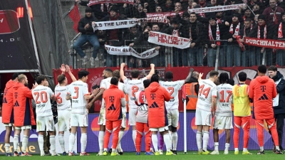 Die Spieler von Bayern München bejubelten das Remis in Leverkusen wie einen Sieg. (Foto: Federico Gambarini/dpa)