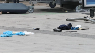 Die Polizei hat auf einer belebten Einkaufsstraße in Düsseldorf einen bewaffneten Mann niedergeschossen und schwer verletzt.  (Foto: David Young/dpa)