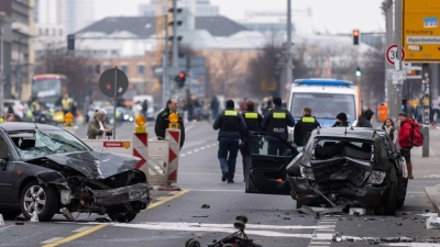 Polizisten an der Unfallstelle auf der Leipziger Straße in Berlin. (Foto: Christophe Gateau/dpa)