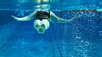 Um Schwindel nach dem Schwimmen zu vermeiden, braucht es etwas Geduld beim Verlassen des Wassers.  (Foto: Julian Stratenschulte/dpa/dpa-tmn)