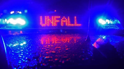 Nach einem Unfall sperrte die Polizei einen Abschnitt der A3 bei Geiselwind (Symbolbild: Stefan Puchner/dpa)