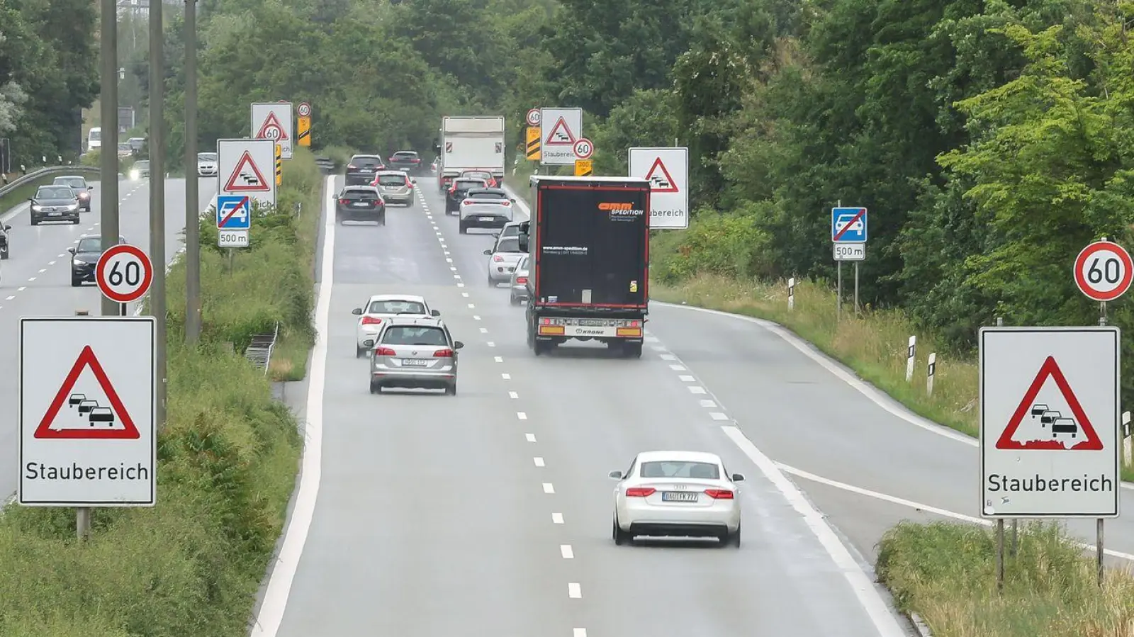 Auf dem Frankenschnellweg staut sich regelmäßig der Verkehr. Die Stadt will das ändern. Gegner halten die Pläne aber für zu kurz gegriffen. (Foto: Daniel Löb/dpa)