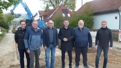 Die Bauarbeiten an der Kreisstraße AN 49 im Bereich von Wittelshofen haben begonnen (von links): Bauleiter Bernd Friedrich, Ingenieur Willi Heller, Geschäftsführer Bernhard Raab, Landrat Dr. Jürgen Ludwig, zweiter Bürgermeister Günther Harich und Sachgebietsleiter Markus Kriegler stellten die Maßnahme vor. (Foto: Albert Schülein)