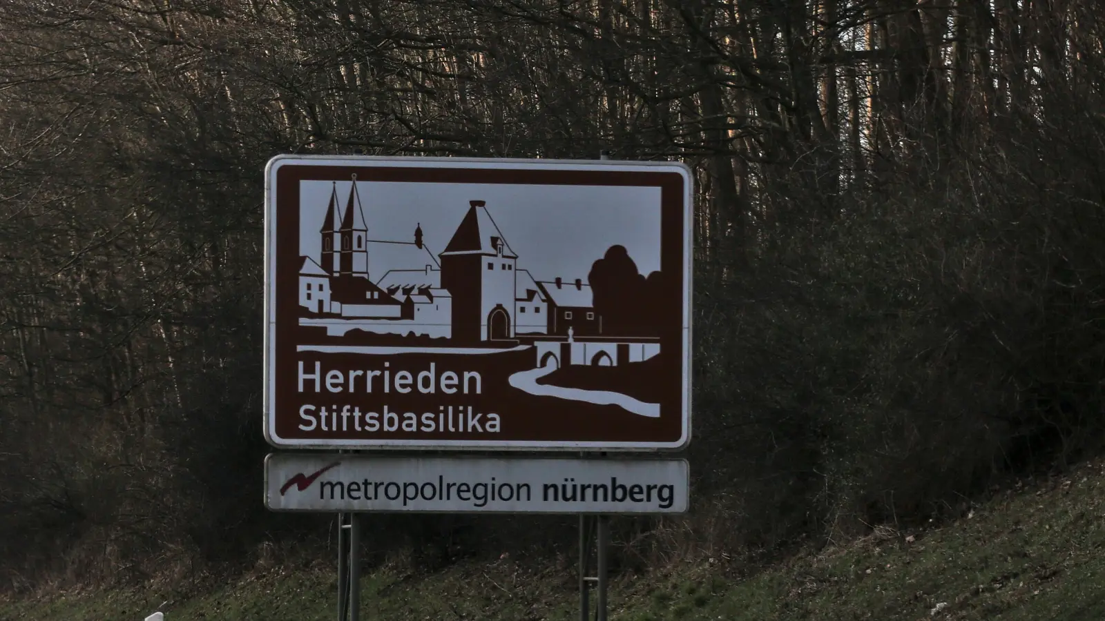 Die von außen sehr schlicht wirkende Stiftsbasilika in Herrieden (Landkreis Ansbach) überrascht mit einem reich barockisierten Innenraum.  (Foto: Tizian Gerbing)