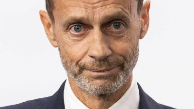 Zuschlag für Deutschland:  UEFA-Präsident Aleksander Ceferin zeigt es an  (Foto: Cyril Zingaro/KEYSTONE/dpa)