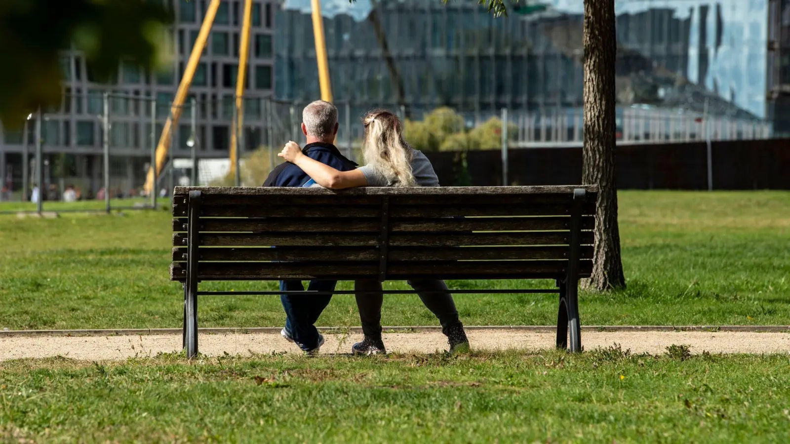 Die Zufriedenheit in Beziehungen kann teils binnen kurzer Zeit stark schwanken. Das ist ein zentrales Ergebnis einer psychologischen Studie unter Federführung der Uni Mainz. (Symbolfoto) (Foto: Paul Zinken/dpa)