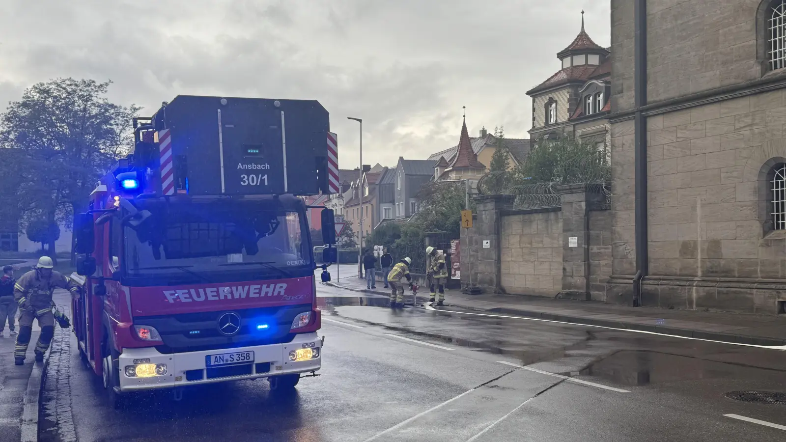 Wasser marsch, auch von oben. Der Regen störte die Übung nicht. (Foto: Oliver Herbst)