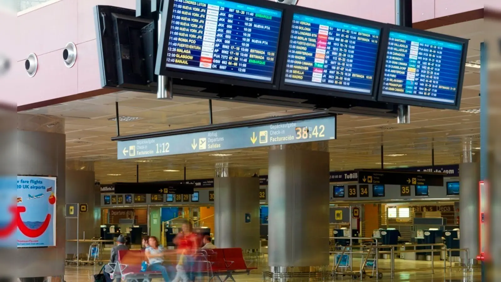 Ein 80-jähriger Tourist wollte mit seiner im Rollstuhl sitzenden Frau von Teneriffa in die Heimat fliegen. Aber in der Sicherheitskontrolle war Schluss: Die Frau war tot. (Symbolbild) (Foto: Roger Méndez/Europapress/dpa)