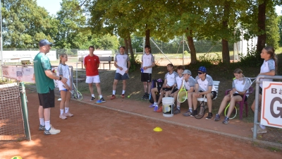 Der BTV-Vertreter Jochen Hartmann (links) mit den neuen Mentorinnen und Mentoren sowie Sportlehrer Martin Hüttner von der Realschule Wassertrüdingen (4.von links). (Foto: Peter Tippl)