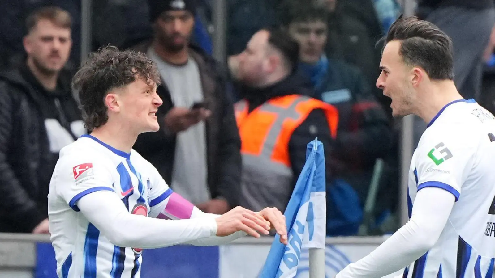 Fabian Reese (l) und Hertha BSC schossen Schalke 04 tiefer in den Abstiegskampf. (Foto: Soeren Stache/dpa)