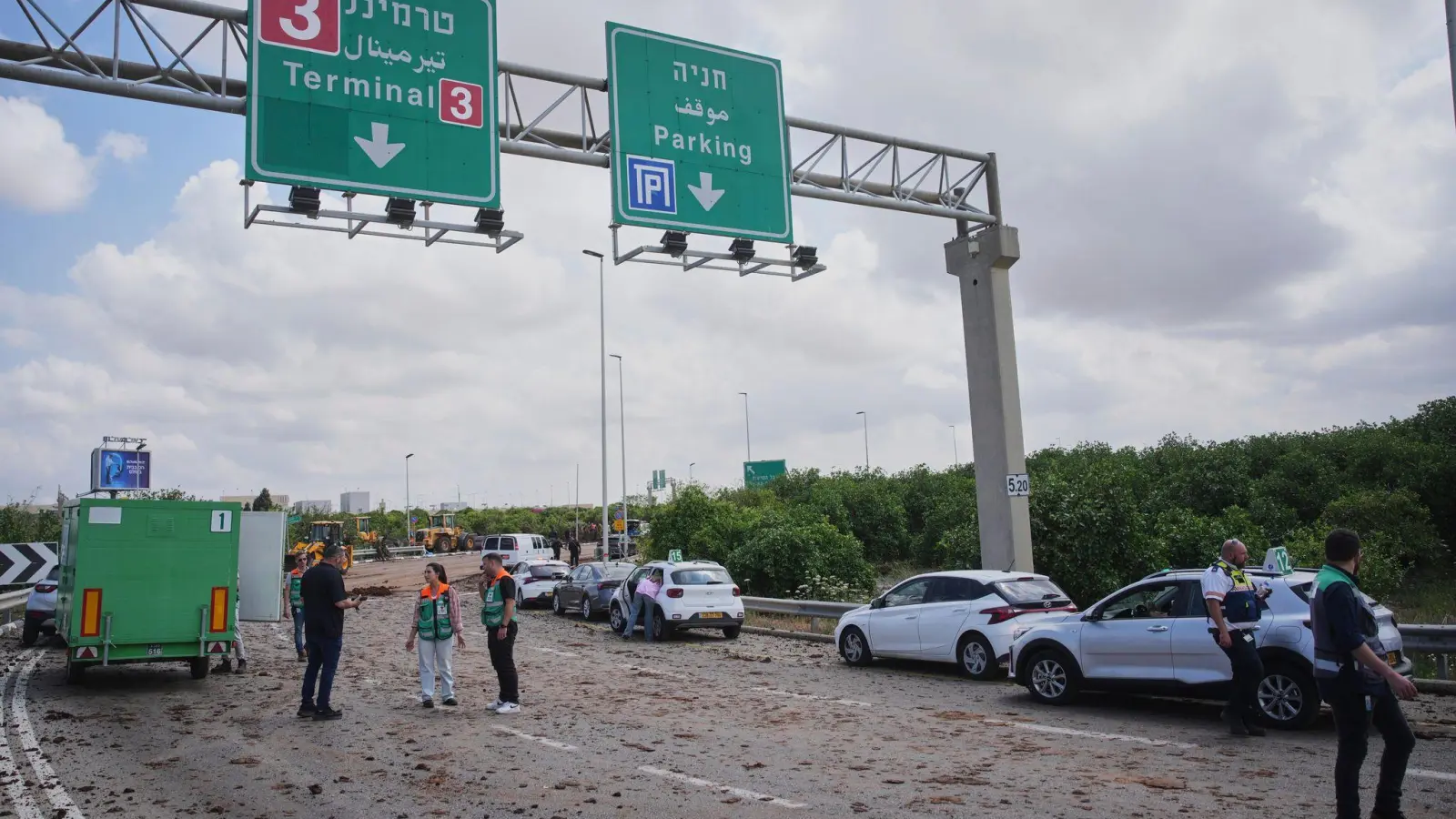 Schäden nach Einschlag von Huthi-Rakete nahe Tel Aviver Flughafen.  (Foto: Ohad Zwigenberg/AP/dpa)