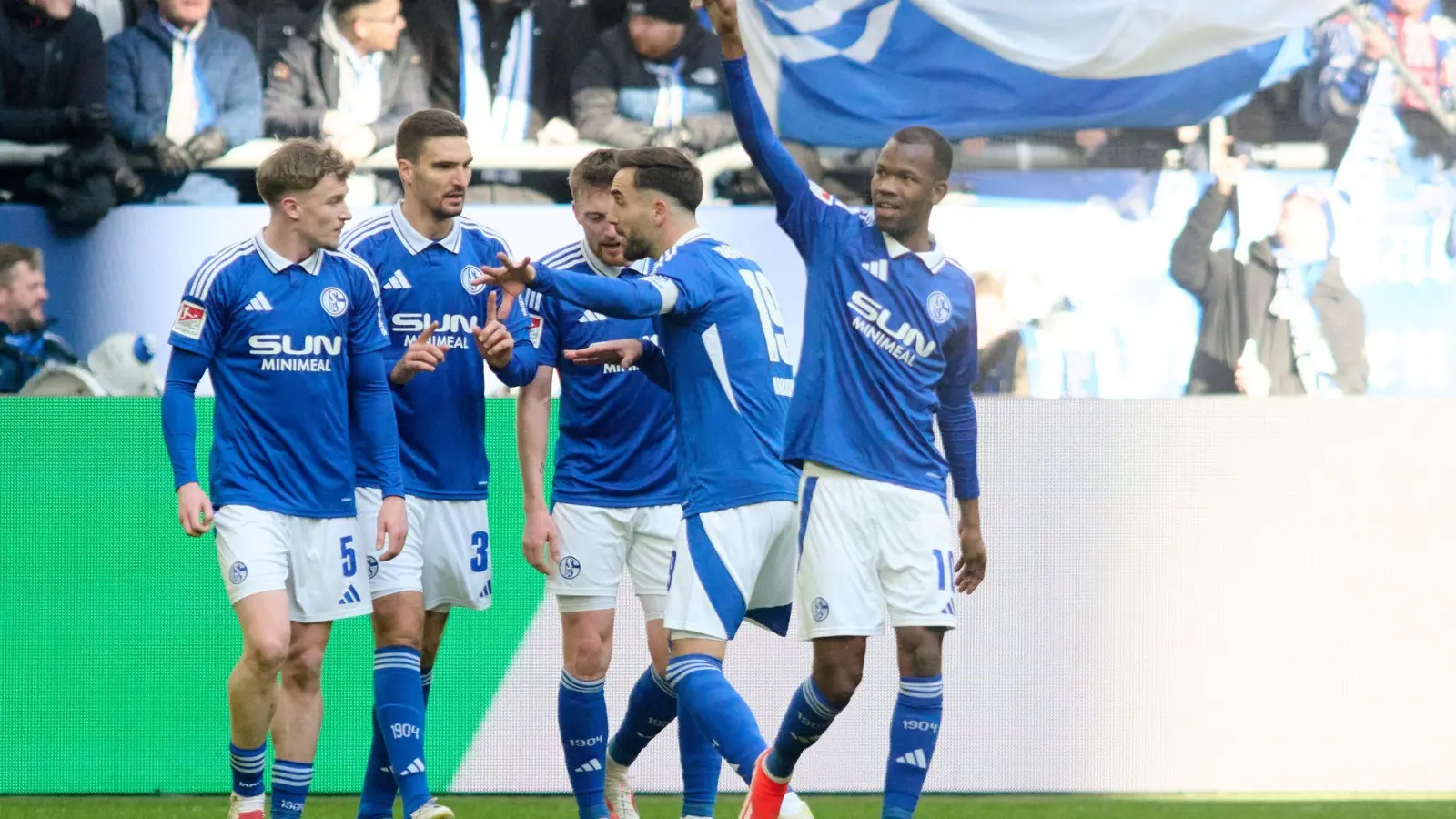  Neuzugang Ba (r) schießt Schalke mit seinem ersten Treffer für die Königsblauen zum Sieg. (Foto: Bernd Thissen/dpa)