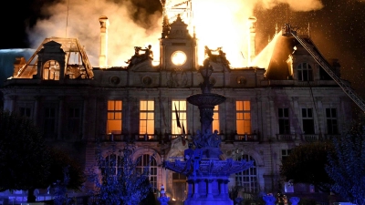 Nach der verheerenden Brandstiftung im Rathaus von Limoges hat die Polizei einen Verdächtigen gefasst (Archivbild). (Foto: Pascal Lachenaud/AFP/dpa)