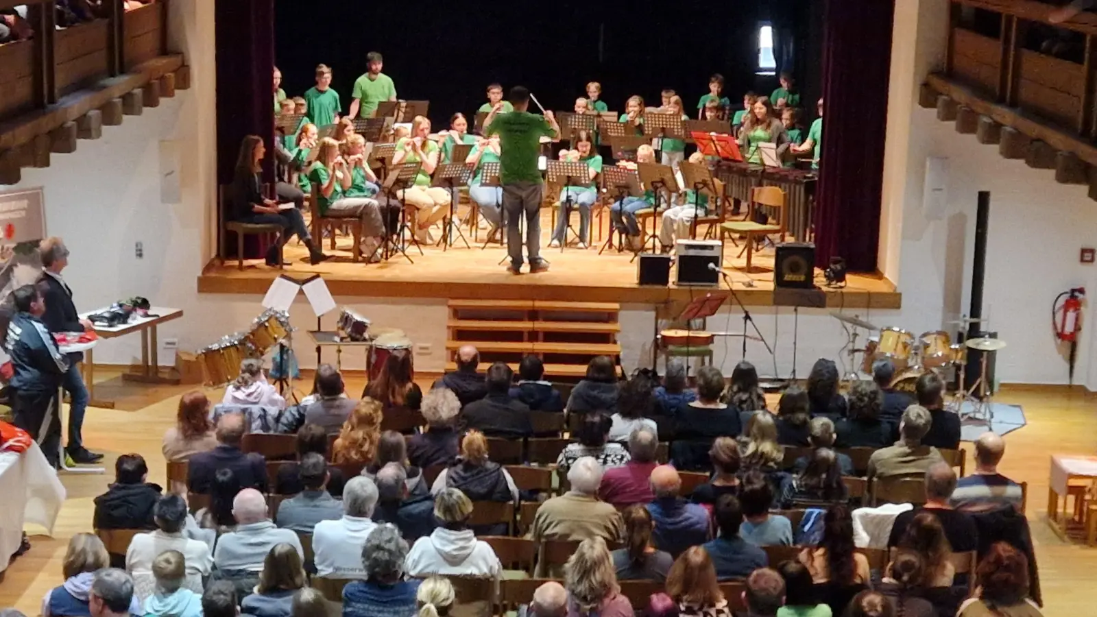 Nicht nur Stände gab es beim Empfang in der Stadthalle. Das Bühnenprogramm bot einen Einblick in die gesellschaftliche und kulturelle Vielfalt in der Stadt. (Foto: Friedrich Strohmeier)