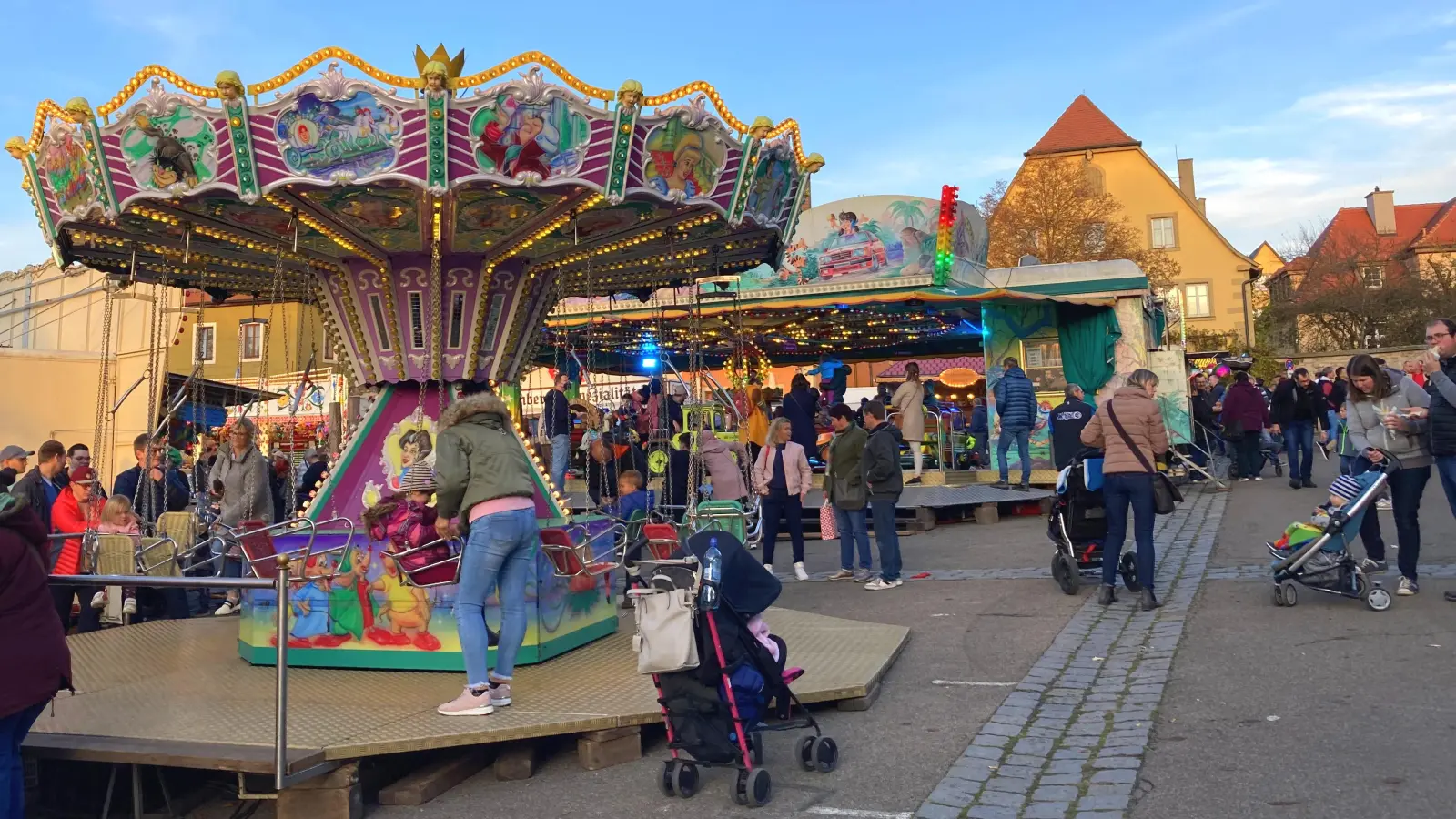 Neben Fahrgeschäften hat die Herbstmesse zahlreiche Essens- und Verkaufsstände zu bieten. (Archivbild: Anna Beigel)