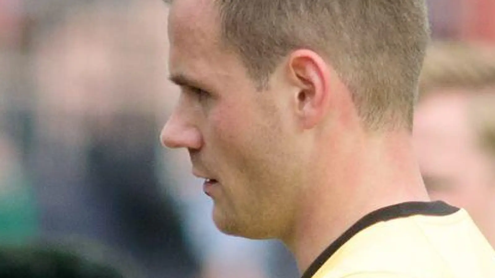 Robin Braun war Anfang Februar der erste Schiedsrichter mit einer Durchsage im deutschen Profifußball. (Foto: Bernd Thissen/dpa)