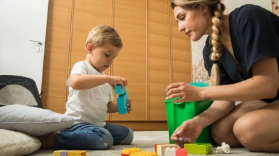 Ob für Bauklötze, Einrichtung oder Verpflegung: Für die Betreuung von Kindern fallen bei selbstständigen Tagesmüttern ordentliche Kosten an. Einige davon dürfen pauschal abgesetzt werden. (Foto: Christin Klose/dpa-tmn)