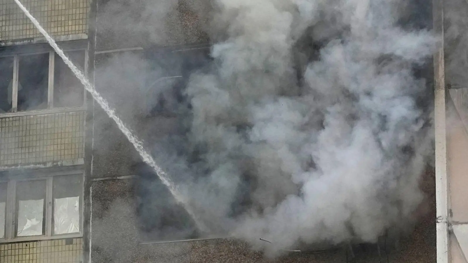 Feuerwehrleute versuchen in Kiew den Brand eines Wohnhauses zu löschen. (Foto: Efrem Lukatsky/AP/dpa)