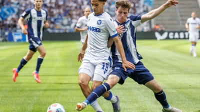 Viele Zweikämpfe im Mittelfeld bei Hertha gegen Karlsruhe.  (Foto: Andreas Gora/dpa)