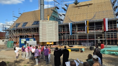 Zahlreiche Bürgerinnen und Bürger waren zum Richtfest gekommen. (Foto: Hans-Bernd Glanz)