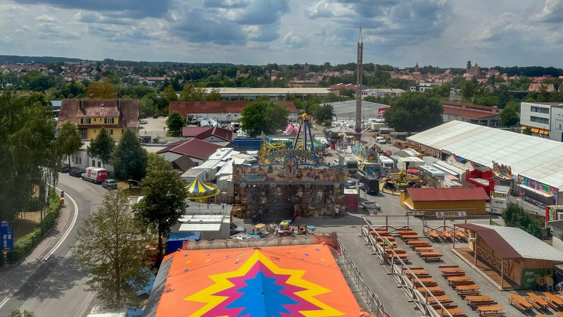 Blick von oben: Auf dem Dinkelsbühler Schießwasen wird noch gearbeitet. Mit dem offiziellen Bieranstich wird das sechstägige Volksfest am Freitag eröffnet. (Foto: Martina Haas)