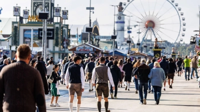 Mit dem langen Wochenende startet die Wiesn in ihren Endspurt. (Archiv) (Foto: Matthias Balk/dpa)