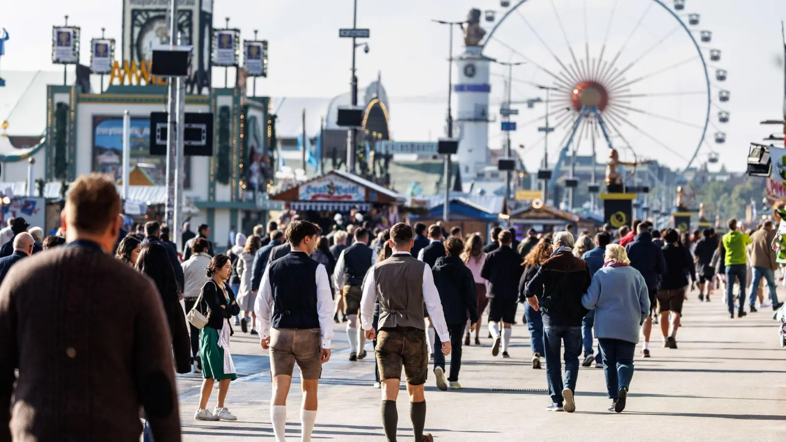 Mit dem langen Wochenende startet die Wiesn in ihren Endspurt. (Archiv) (Foto: Matthias Balk/dpa)