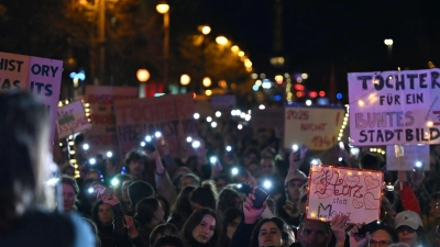 Laut Polizei kamen rund 2.000 Menschen zu einer Demonstration in Berlin.  (Foto: Lilli Förter/dpa)
