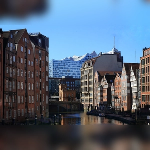 Hamburg historisch und modern auf einen Blick: das Nikolaifleet mit der Elbphilharmonie im Hintergrund. (Foto: Thomas Wirth)