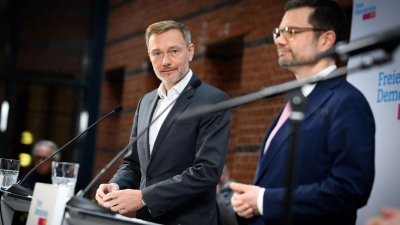 FDP-Parteichef Christian Lindner (links) setzt beim Wahlkampf auf Ex-Justizminister Marco Buschmann als Generalsekretär. (Foto: Bernd von Jutrczenka/dpa)