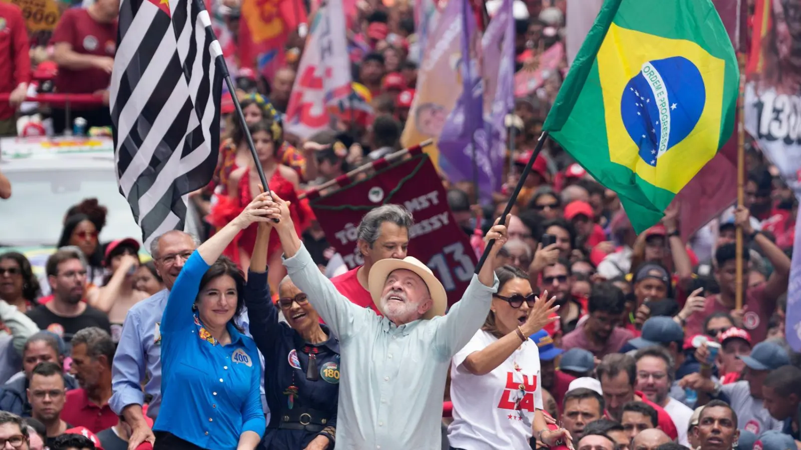 Der Linkspolitiker Lula wurde zum Sieger der Präsidentenwahl erklärt. (Foto: Andre Penner/AP/dpa)