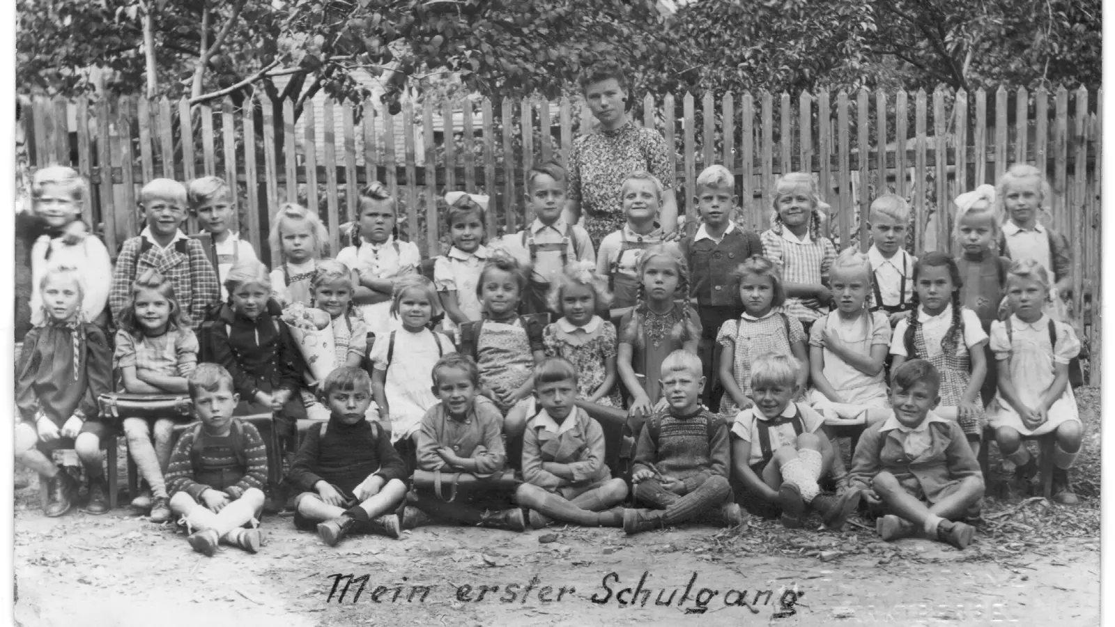 Heinz Müller hat ein Foto seines ersten Schultags aufbewahrt. Er ist der Junge, der in der ersten Reihe rechts außen sitzt. (Foto: privat)