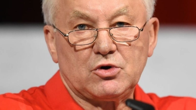 Möhlmann hat die vielen Trainer-Entlassungen kritisiert. (Foto: Carmen Jaspersen/dpa)