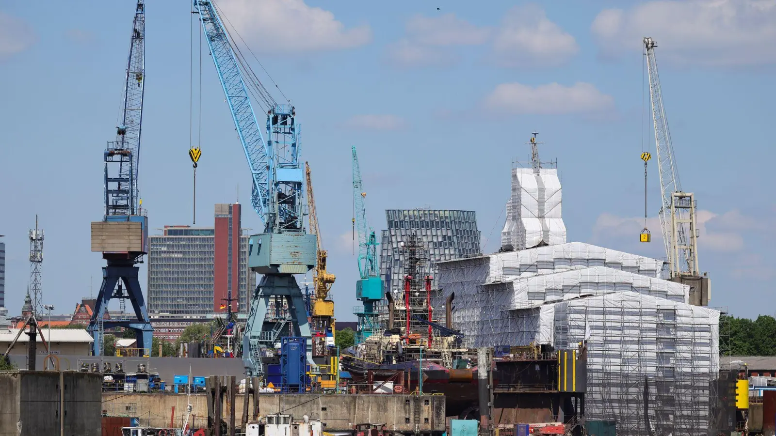 Die Schiffbau- und Meerestechnikbranche beschäftigt bundesweit rund 200.000 Menschen und setzt pro Jahr insgesamt rund 40 Milliarden Euro um.  (Foto: Christian Charisius/dpa)