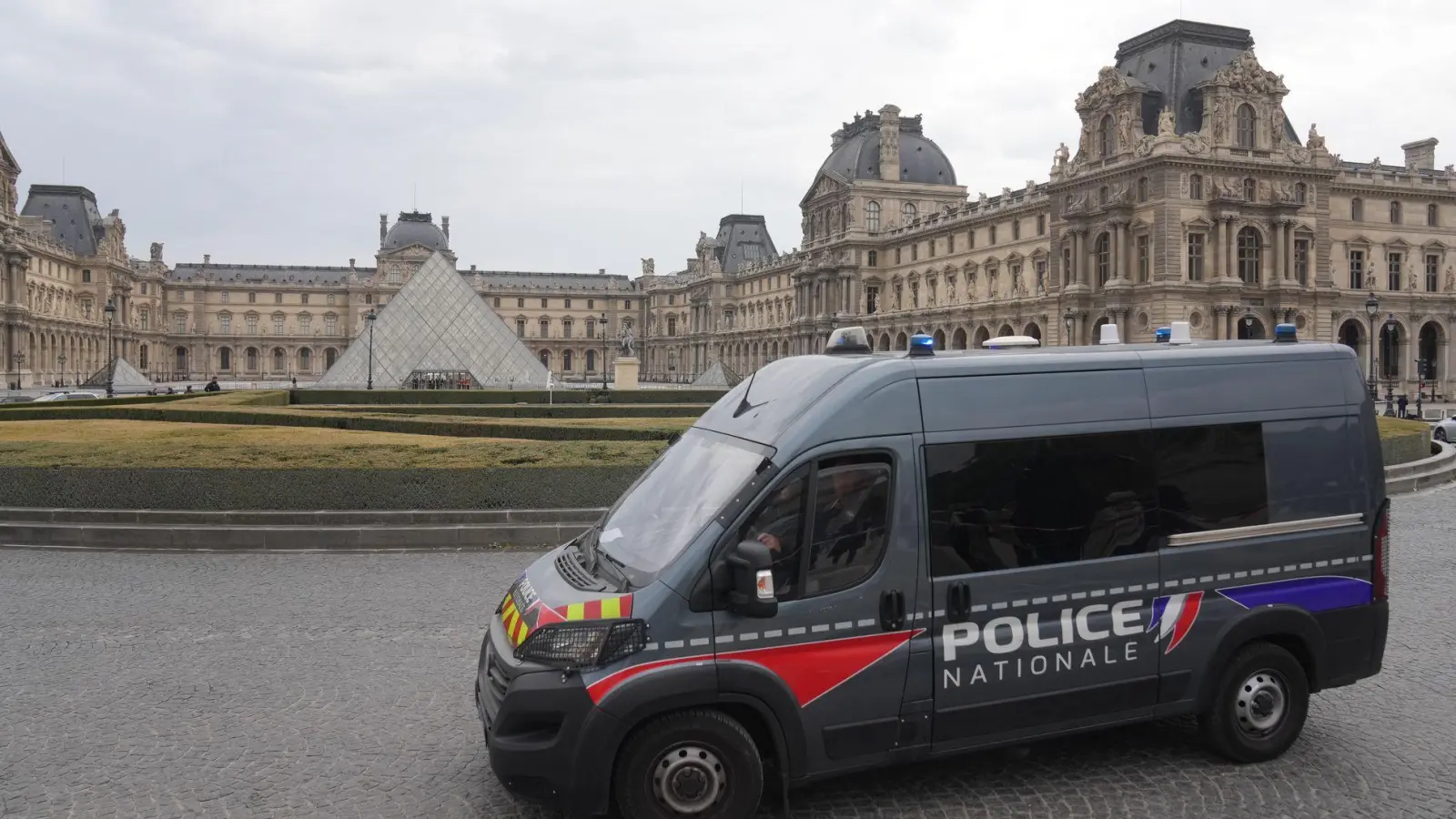 Der Louvre bleibt für Besucher doch weiter geschlossen.  (Foto: Thibault Camus/AP/dpa)