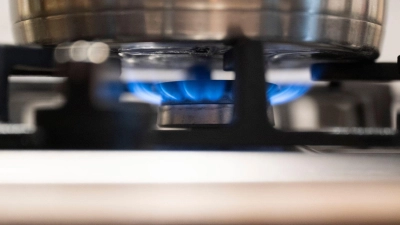 Nach dem Preissprung an den Energiemärkten bleibt unklar, ob Haushalte bald mehr für Strom und Gas zahlen müssen. (Symbolbild) (Foto: Marijan Murat/dpa)