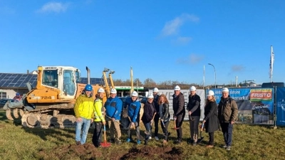 Die Aufnahme zeigt (von links) Zweiter Bürgermeister Norbert Kleinöder, Bettina Ehrmann (Ehrmann Architekten, Arberg), Landrat Dr. Jürgen Ludwig, Erster Bürgermeister Matthias Seitz, Manja Beyser (Filialleiterin Fristo Windsbach), Daniel Herbst (Expansionsleiter Fristo), Martina Faber (Regionalleiterin Fristo), Florian  und Michael Buckl (Generalunternehmen Michael Buckl) sowie Maximilian Weiner (Weiner Bau Schwabach). <br><br>Foto:  (Foto: Stadt Windsbach/Laura Ell)
