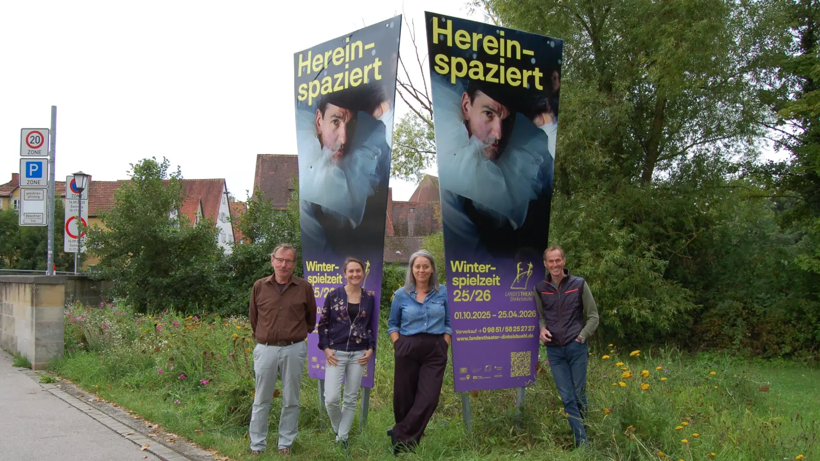 Hereinspaziert: Die Winterspielzeit der Dinkelsbühler Bühne steht bevor. Christian Muggenthaler, Miriam Locher sowie Jasmin Meindl vom Landestheater informierten zusammen mit OB Dr. Christoph Hammer (von links) über das Programm.  (Foto: Markus Weinzierl)