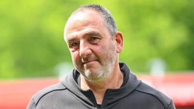 Für Heidenheims Trainer Frank Schmidt geht es in der Relegation gegen Elversberg um viel. (Foto: Harry Langer/dpa)